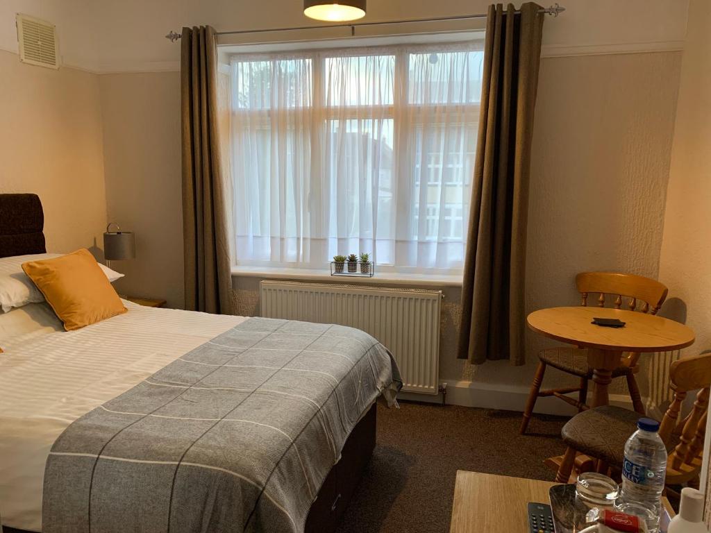 Double Room with En-Suite - Image 1